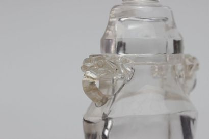 null VASE MINIATURE couvert en cristal de roche, Chine, XXe siècle, avec socle.

Haut....