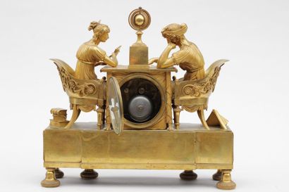 null PENDULE en bronze doré représentant deux jeunes femmes assises autour d'une...