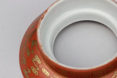 null BOL A THE avec support et couverle. Porcelaine de la Chine sur fond rouge à...