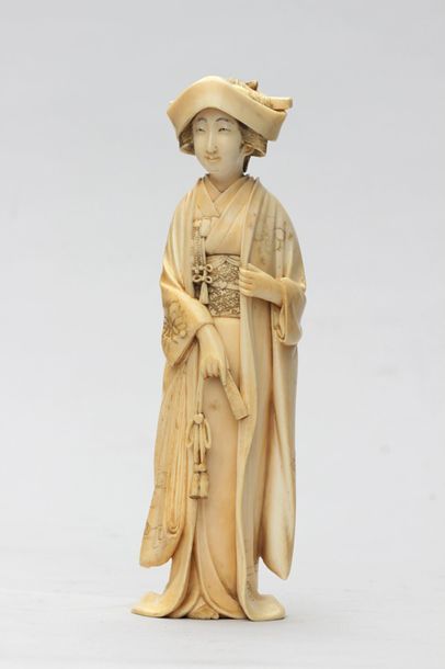  OKIMONO en ivoire représentant une Bijin au chapeau, signé. Japon, Meiji fin XIXe...
