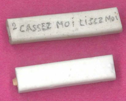 null Lot de deux étuis «Cassez-moi-lisez-moi» biscuit