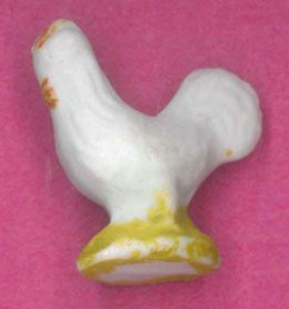 null Poule sur socle jaune biscuit poly