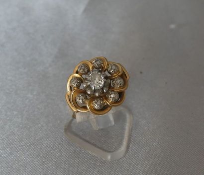 null Bague en or jaune 750 millièmes et en platine, ponctuée d’un diamant, dans un...