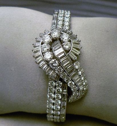 null Bracelet ruban en platine et en or gris, entièrement serti de diamants, taillés...