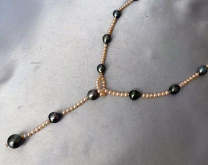 null Collier de perles de culture baroques de Tahiti, de 10 à 13,3mm, intercalées...