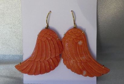 null Paire de pendants d’oreille à motif ailé, en corail saumon, la monture en or...