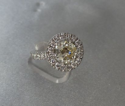 null Bague en or gris 750 millièmes, ornée d’un diamant jaune, taillé à l’ancienne,...