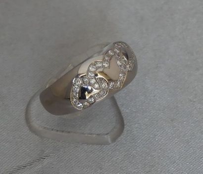 null Bague en or gris 750 millièmes, ornée de trois cœurs enlacés, ourlés de brillants....