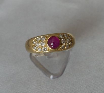 null Bague en or jaune 750 millièmes, sertie d’un rubis cabochon, dans un pavage...