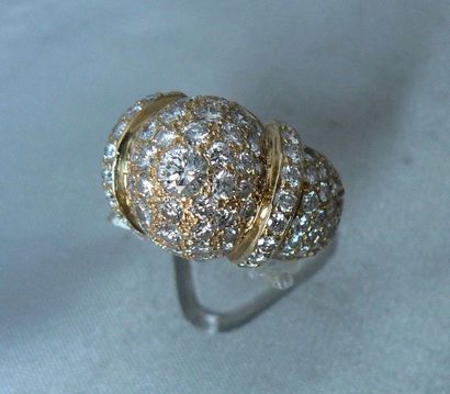 null Bague boule en or jaune 750 millièmes, agrafée de manchons, entièrement pavée...