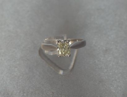 null Bague en or gris 750 millièmes, sertie d’un diamant radian, estimé à 1,10 carat...