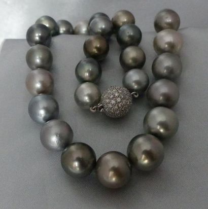 null Beau collier de perles de culture de Tahiti, en chute, de 13,6 mm à, 11,1 mm,...