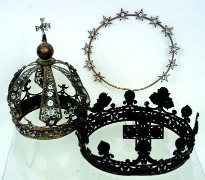 null -Ensemble de trois grandes couronnes, une pour Enfant-Jésus Diamètre 10 cm.,+...