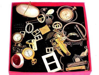null -Ensemble de bijoux divers pour poupées, comprenant: des montres factices, des...