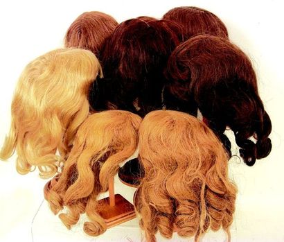 null -Ensemble de 7 perruques anciennes en cheveux naturels de taille 7 à 12.
