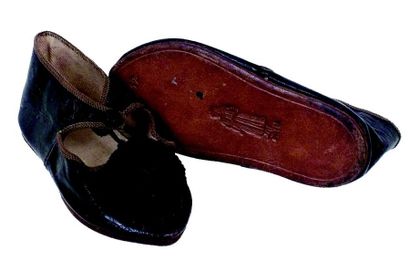 null -Paire de souliers de bébés en cuir noir à pompons de taille 12 signé avec la...