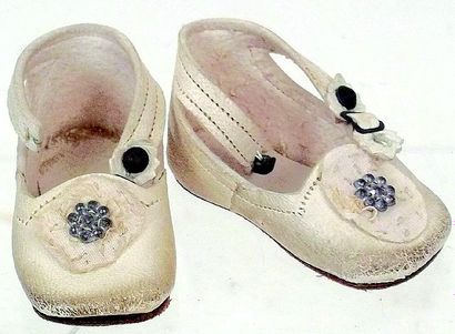 null -Paire de souliers en cuir blancs pour premiers bébés de taille 2. L semelle:...