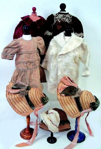 null -Ensemble comprenant 2 robes de style ancien (une en coton et une en velours...