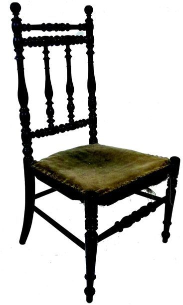 null -Chaise en bois noirci d'époque napoléon III. H 70 cm. Assise en velours.