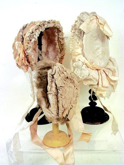 null -Ensemble de trois bonnets anciens pour bébés de taille 11 à 15. (circa 189...