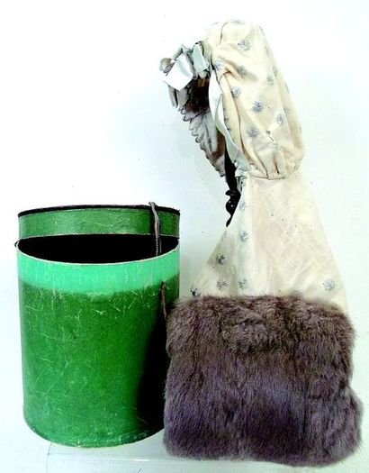 null -Un bonnet en coton à bavolet + boîte cylindrique en cartonnage de couleur verte...