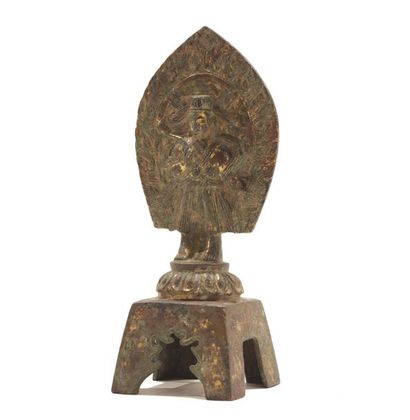 null Statuette du Guanyin en bronze doré reposant sur un socle quadripode debout...