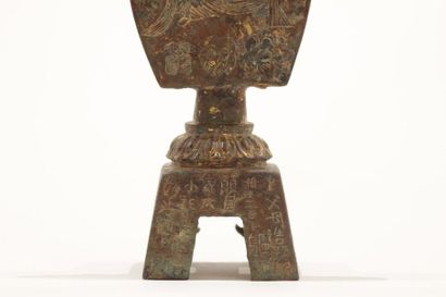 null Statuette du Guanyin en bronze doré reposant sur un socle quadripode debout...