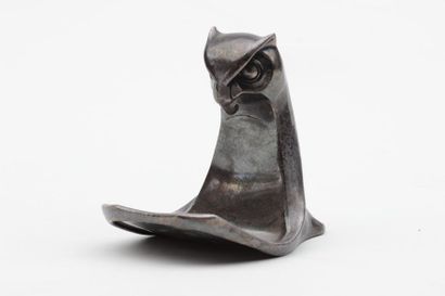null PORTE-MONTRE en métal argenté représentant une tête de hibou  , vers 1900 /...