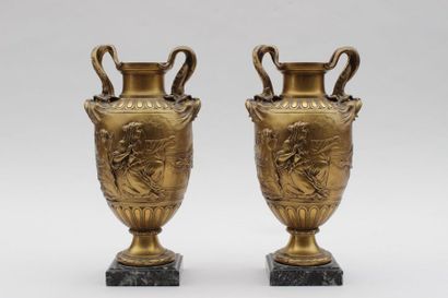 null Francois BARBEDIENNE
Paire d'urnes de forme balustre en bronze doré à décor...