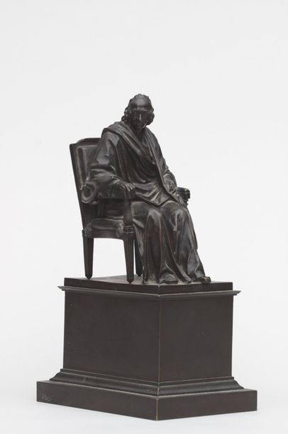 null Epreuve en bronze patiné brun foncé représentant Voltaire assis sur un fauteuil...