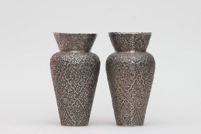 null Paire de VASES en argent de forme conique à col évasé  à décor repoussé de bouquets...