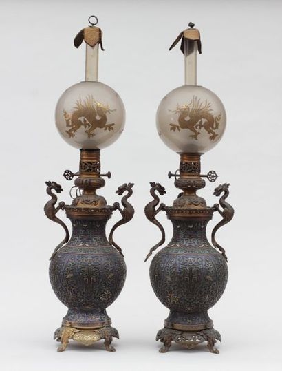 null Paire de LAMPES à pétrole en bronze émaillé à décor chinois fin XIXe siècle....
