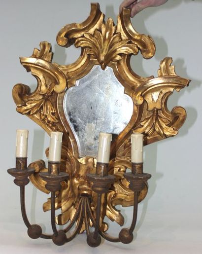 null Paire d' appliques en bois doré de style italien ornées de miroirs 