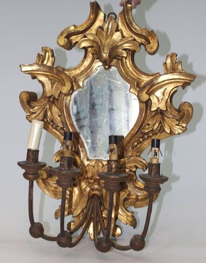 null Paire d' appliques en bois doré de style italien ornées de miroirs 