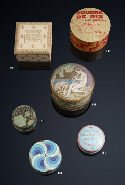 null Divers Parfumeurs - (années 1920)

Lot de trois boites de poudres cylindriques...
