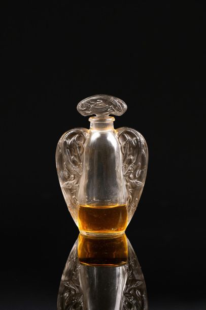 null René Lalique - "Oreilles Lézards" - (1912)

Très rare flacon à parfum en verre...