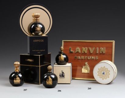 null Lanvin parfums - (années 1950)

Flacon "boule noire" en verre opaque noir pressé

moulé...