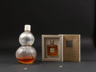 null Lancôme - "Magie" - (années 1960)

Diminutif-parfum en verre incolore pressé...