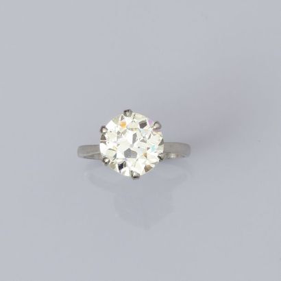 null Bague solitaire en platine, ornée d’un diamant solitaire, calibrant 4,73 carats...