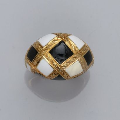 null MELLERIO

Bague boule en or jaune 750 millièmes, à décor en damier, à rehaut...