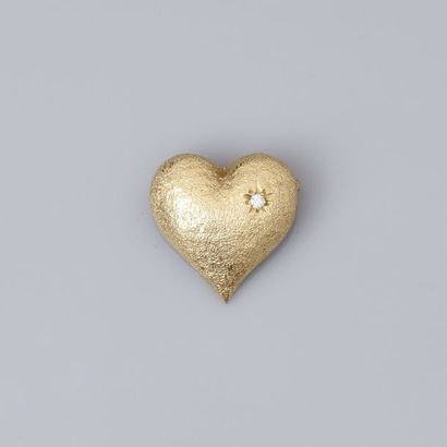  Broche en forme de cœur, en or jaune satiné, 585 millièmes, ponctuée d’un brillant....