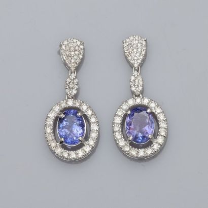 null Paire de pendants d’oreille en or gris 750 millièmes, sertis de tanzanites,...