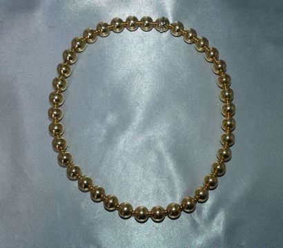 null Collier de boules en or jaune 750 millièmes de 11 mm, intercalées de viroles....