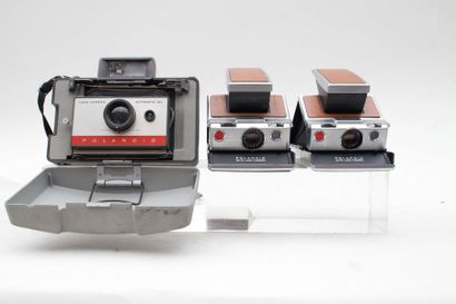 null POLAROID, ensemble de trois appareils non testés. Deux appareils Polaroids SX-70...