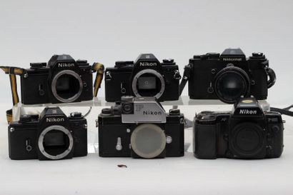 null NIKON. Ensemble de six appareils. Boitier Nikon F Photomic n°6523485, sans objectif....