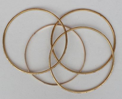 null Quatre bracelets joncs en or jaune 750°/°°   37,7 g