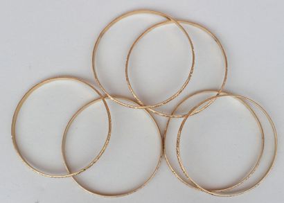 null Six braceletes  en or jaune 750°/°°  Poids: 85,5 g