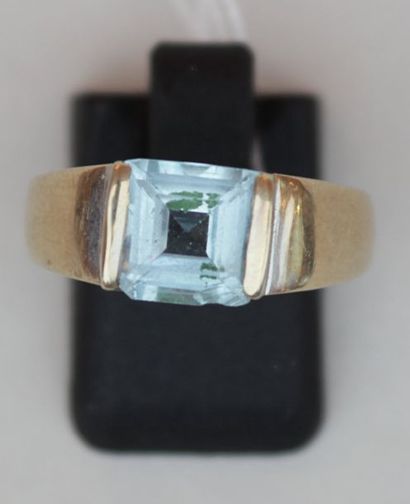 null Bague en or blanc ornée d'une aigue-marine. Poids brut: 3.8 g