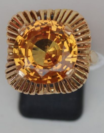 null Bague en en or jaune ornée d'une topaze. Poids brut: 9,9 g 