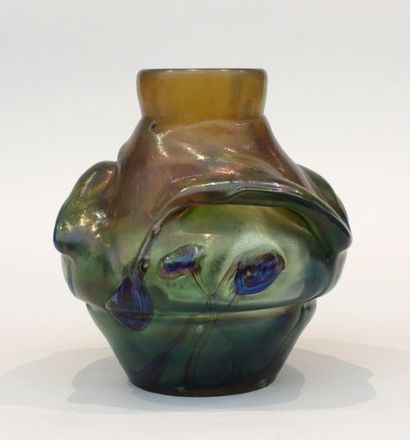 null Raymond BRANLE (XXème Siècle)
Vase en verrerie de couleur jaune- vert à décor...